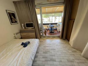 Appt Studio 2 couchages CAP D'AGDE NATURISME في كاب داغد: غرفة نوم بسرير وطاولة