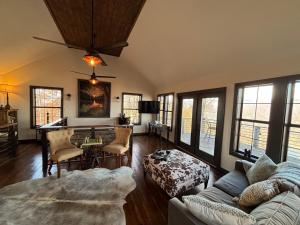 Χώρος καθιστικού στο The Owl's Peak a Relaxing Smoky Mountain Escape