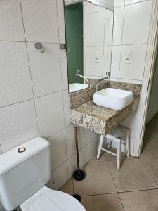 Et badeværelse på Edifício Açucena Beira Mar - Praia do Tombo + 11 billeder