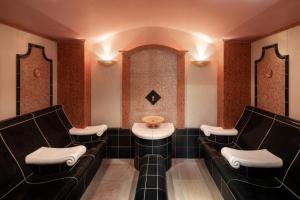 Una sala de espera con sillas de cuero y una mesa. en Hotel Fürstenhof Bad Bertrich, en Bad Bertrich 58 fotos más