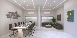 ein Konferenzraum mit einem langen Tisch und Stühlen in der Unterkunft Majestic Manor Hotel Apartment Dakar Diamniadio in Rufisque