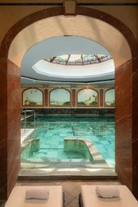 una gran piscina en un edificio con techo en Hotel Fürstenhof Bad Bertrich, en Bad Bertrich