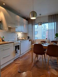 Kuchyň nebo kuchyňský kout v ubytování Mira's cozy city home