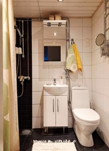 Koupelna v ubytování Mira's cozy city home
