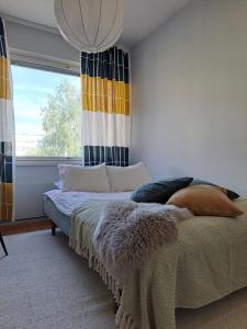 Postel nebo postele na pokoji v ubytování Mira's cozy city home