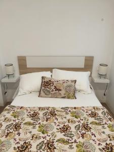 un lit avec deux oreillers dessus dans l'établissement Casa Sebastiana, à Conil de la Frontera