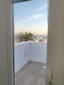 Cette chambre dispose d'un balcon offrant une vue sur l'océan. dans l'établissement Casa Sebastiana, à Conil de la Frontera 13 autres photos