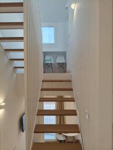 un escalier dans une maison aux murs blancs dans l'établissement Casa Sebastiana, à Conil de la Frontera