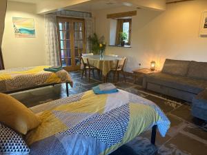 Posezení v ubytování The Shippon at RoseHip + 8 fotografií