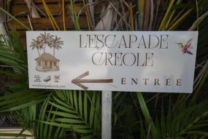 Ein Schild mit der Aufschrift „Eingang zum Liscapaapa-Obstgarten“. in der Unterkunft L'Escapade Créole in Saint-François