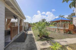 ein Haus mit Veranda und Swimmingpool in der Unterkunft L'Escapade Créole in Saint-François