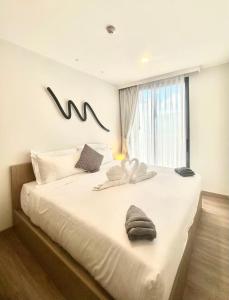 Ένα ή περισσότερα κρεβάτια σε δωμάτιο στο Bangtao Rooftop Seaview Laguna Skypark Condominium