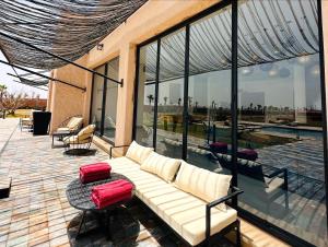 Posezení v ubytování Somptueuse Villa avec Terrains Padel et Foot Piscine Marrakech
