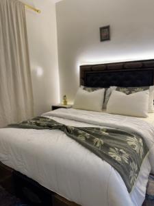 Postel nebo postele na pokoji v ubytování Only 5-minutes walk to airport, your perfect choice for an early or late flight