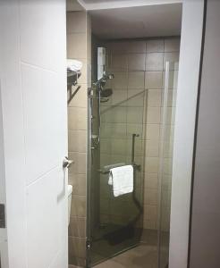 eine Dusche in einem Badezimmer mit einer Glastür in der Unterkunft Home sweet home in Phra Khanong