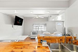 TV a/nebo společenská místnost v ubytování 5218 Beach Dr C