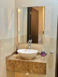 Ένα μπάνιο στο 1-Bedroom Apartment with Balcony, Ajman