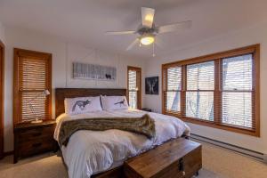 ein Schlafzimmer mit einem Bett und einem Deckenventilator in der Unterkunft The Raven in Beech Mountain