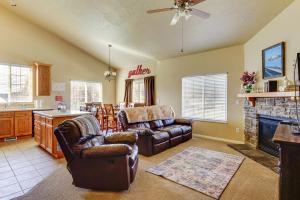 un salon avec un canapé et une cheminée dans l'établissement 3,600 Sq Ft, Large Fenced Yard Heber City Retreat, à Heber City