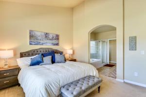 une chambre avec un grand lit avec des oreillers bleus dans l'établissement 3,600 Sq Ft, Large Fenced Yard Heber City Retreat, à Heber City