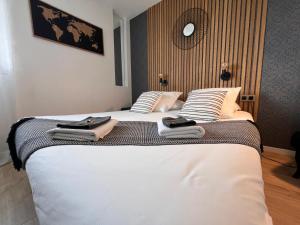 Ένα ή περισσότερα κρεβάτια σε δωμάτιο στο Appart'Hotel - Gare TGV - Courtine - Confluence - 407 bis