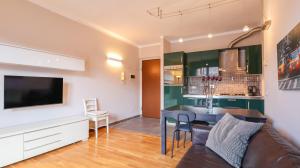 Nhà bếp/bếp nhỏ tại Modern Loft - with Balcony and Parking