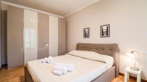 Giường trong phòng chung tại Modern Loft - with Balcony and Parking