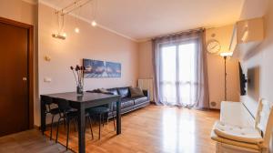 TV/trung tâm giải trí tại Modern Loft - with Balcony and Parking