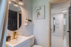 Vannituba majutusasutuses Jacuzzi and Games Close to Dwtn Disney and Parks +39 fotot