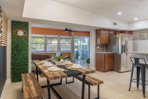 Köök või kööginurk majutusasutuses Jacuzzi and Games Close to Dwtn Disney and Parks