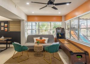 Televiisor ja/või meelelahutuskeskus majutusasutuses Jacuzzi and Games Close to Dwtn Disney and Parks