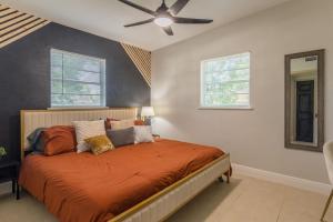 Voodi või voodid majutusasutuse Jacuzzi and Games Close to Dwtn Disney and Parks toas