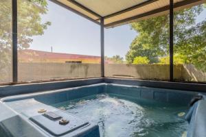 Bassein majutusasutuses Jacuzzi and Games Close to Dwtn Disney and Parks või selle lähedal