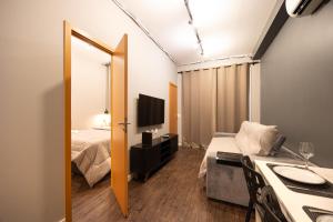 a small room with a bed and a mirror at Premium Modern Studio in Alphaville in Santana de Parnaíba +92 photos