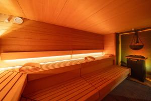 Una sauna con un banco en una habitación. en Hotel Fürstenhof Bad Bertrich, en Bad Bertrich