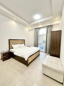 Ένα ή περισσότερα κρεβάτια σε δωμάτιο στο 1-Bedroom Apartment with Balcony, Ajman