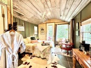 una stanza con un letto, un divano e un tavolo di Couples Cottage - Serene Getaway a Reddick
