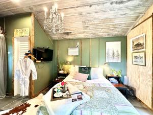 una camera da letto con due letti e un lampadario di Couples Cottage - Serene Getaway a Reddick