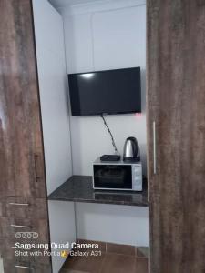 TV a/nebo společenská místnost v ubytování Mthembu Executive Accomodation