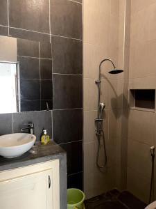 Koupelna v ubytování Keur back to teranga Cozy F2 calme aux Mamelles + 10 fotografií