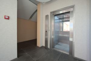 um corredor com uma porta de vidro num edifício em Advenus Hotel em Lviv