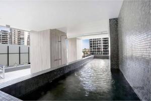 Hồ bơi trong/gần Melbourne by the window - Luxury stay