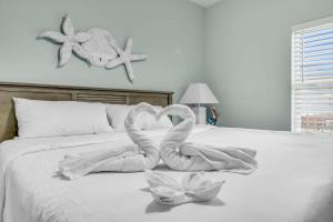 Una cama con dos cisnes hechos de toallas. en Laketown Wharf 1331, en Panama City Beach