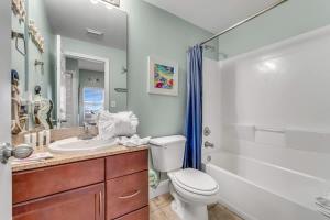 Un baño con inodoro, lavabo y ducha. en Laketown Wharf 1331, en Panama City Beach