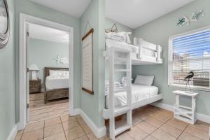 Un dormitorio con dos literas y un espejo. en Laketown Wharf 1331, en Panama City Beach 26 fotos más