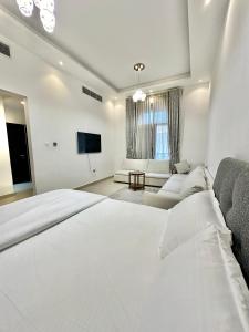 Ένα ή περισσότερα κρεβάτια σε δωμάτιο στο 1-Bedroom Apartment with Balcony, Ajman
