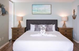 Postel nebo postele na pokoji v ubytování Long Beach T4 807E