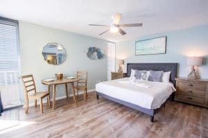 Postel nebo postele na pokoji v ubytování Long Beach T4 807E