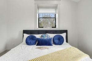 Ένα ή περισσότερα κρεβάτια σε δωμάτιο στο The Wynford Dreamy Capri Suite