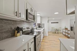 a kitchen with white appliances and a dining room at Corporate Cottage on Circle in Thornville